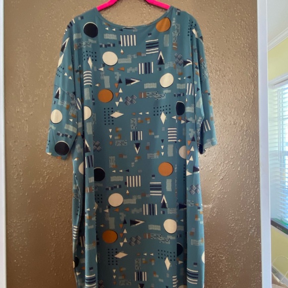 LuLaRoe Dress or Top. Super versatile you can wrap it, tie it, or not 😄 - Picture 5 of 6